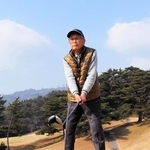 尼崎ＪＲ脱線事故で３両目で重傷を負い、妻の幸子さんを亡くした蓬莱富雄さん。97歳の今も毎週ゴルフに通う＝芦屋カンツリー倶楽部