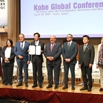 防災などについて意見交換がされた「神戸市グローバルカンファレンス」で記念撮影に臨む登壇者ら＝神戸市中央区港島中町６、神戸ポートピアホテル
