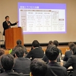「ＳＮＳ時代の情報社会」について考えた兵庫県の新人職員研修＝神戸市中央区、県立のじぎく会館