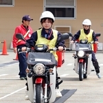 狭い幅をバイクで真っすぐに進む練習をする新入社員ら＝神戸市中央区港島中町４、神戸ポートアイランドトレーニングセンター