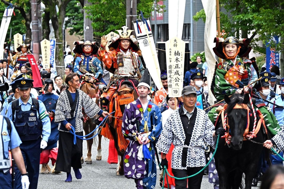 7年ぶり「楠公武者行列」、神戸の街を練り歩き 斎藤知事が楠木正成役