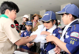新聞紙とレジ袋を使った災害時の応急処置を学ぶ参加者たち＝神戸市須磨区板宿町３