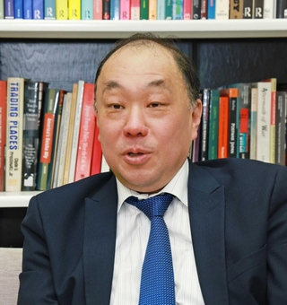 憲法９条について見解を語る神戸大大学院の簑原俊洋教授＝神戸市灘区（撮影・笠原次郎）