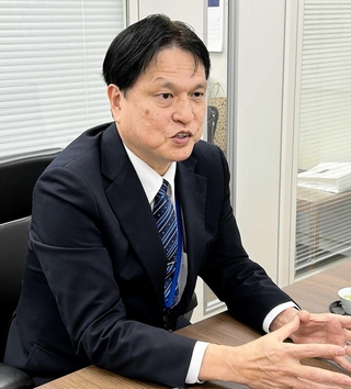 中学校部活動の地域移行について狙いなどを語る神戸市教育委員会の福本靖教育長＝神戸市中央区