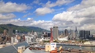 めまぐるしく空模様が変わった神戸の市街地＝２日午後、神戸市中央区から（撮影・小林良多）