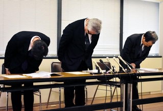 患者２人が死亡した医療事故を受けて頭を下げる神戸市立医療センター西市民病院の中村一郎院長（中央）ら＝２日午後、神戸市役所