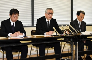 患者２人が死亡した医療事故を受けて会見する神戸市立医療センター西市民病院の中村一郎院長（中央）ら＝２日午後、神戸市役所