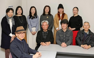 例会に集まった「語り部ＫＯＢＥ１９９５」のメンバー。代表の長谷川元気さん（前列右から２人目）、前代表の田村勝太郎さん（前列右端）らが穏やかな表情を見せる＝神戸市長田区若松町４（撮影・中西幸大）