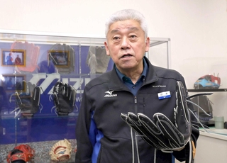 長年、イチローさんら一流選手のグラブを手がける岸本耕作さん＝宍粟市波賀町安賀、ミズノテクニクス波賀工場（撮影・辰巳直之）