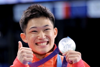 パリ五輪で銀メダルを手に喜ぶ玉井陸斗さん（撮影・吉澤敬太）