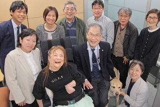 優生思想の根絶のため戦い続ける鈴木由美さん（前列左から２人目）や藤原精吾弁護士（同３人目）、弁護団、支援者たち＝神戸市中央区
