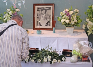 凶弾に倒れた小尻知博記者の遺影に手を合わせる市民＝３日午前、西宮市与古道町、朝日新聞阪神支局