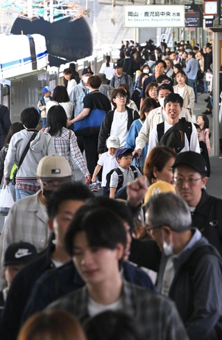 新幹線の利用客で混雑するＪＲ新神戸駅＝３日午前、神戸市中央区加納町１（撮影・大田将之）