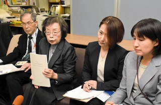 県議会で請願書が採択され、記者会見を開いた西垣迪世さん（左から２人目）ら＝３月２６日、神戸市中央区下山手通５、兵庫県庁（撮影・門田晋一）