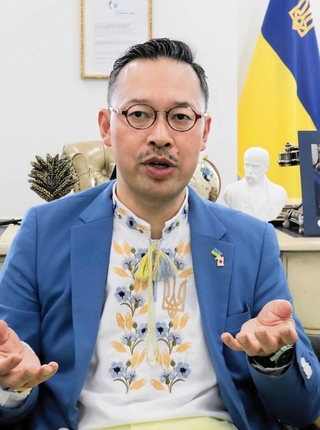 ロシアの一方的な侵略を受けるウクライナを踏まえ、憲法について語る岡部芳彦さん＝神戸市中央区、神戸学院大