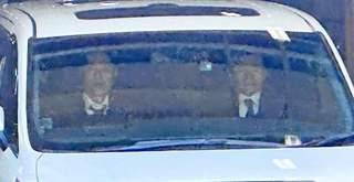 山口組の幹部とみられる人物らを乗せ、兵庫県警本部を出る車両＝４月７日、神戸市中央区