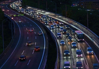 大阪方面へ向かう車で混み合う中国自動車道＝５日午後６時５４分、西宮市名塩木之元（撮影・大田将之）