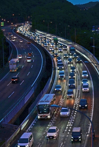 大阪方面へ向かう車で混み合う中国自動車道＝５日午後６時５３分、西宮市名塩木之元（撮影・大田将之）