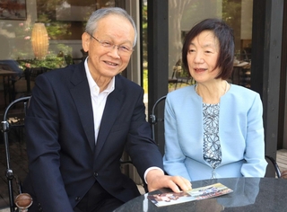 結婚からの半世紀を振り返る神田栄治さんと真理子さん＝神戸市東灘区