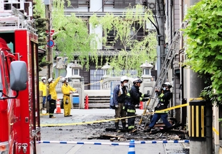 火災現場で検証作業を進める消防隊員ら＝６日午後、豊岡市城崎町湯島
