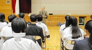 沖縄戦と兵庫との関わりについて学ぶ出前授業＝１月31日、神戸市北区藤原台中町５、有野中学校