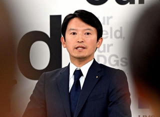 告発文書問題について報道陣からの質問に答える斎藤元彦知事＝８日午後、兵庫県庁（撮影・風斗雅博）