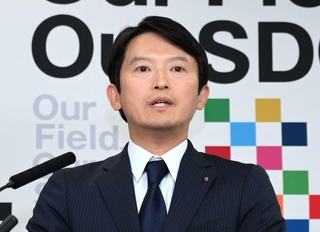 告発文書問題について報道陣からの質問に答える兵庫県の斎藤元彦知事＝８日午後、兵庫県庁（撮影・風斗雅博）