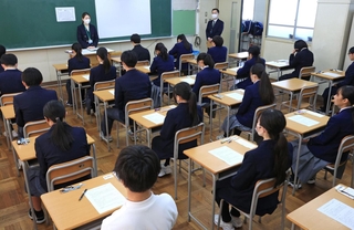 兵庫県内公立高校の２０２５年度一般入試で試験開始を待つ生徒たち＝３月１２日、神戸市内