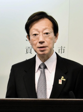 タワーマンションの「空室税」について検討会議を立ち上げる方針を示した久元喜造神戸市長＝９日午後、神戸市役所