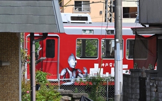 ウルトラマンとコラボレーションした神戸電鉄の車両＝神戸市北区鈴蘭台南町８（撮影・大田将之）