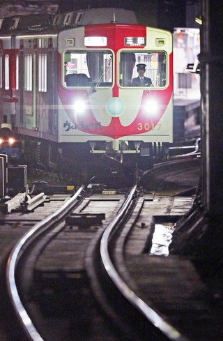 ウルトラマンとコラボレーションした神戸電鉄の車両＝神戸市兵庫区荒田町１、神戸電鉄湊川駅（撮影・大田将之）