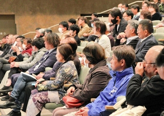 討論会で候補者３人の訴えを直接聞く有権者＝豊岡市大手町