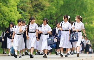 新緑の通学路、真っ白な夏服で 伝統の制服、夏本番向け衣替え