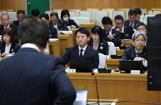 公益通報やパワハラなどについて研修を受ける斎藤元彦知事（中央）ら＝１２日午後、兵庫県庁（撮影・笠原次郎）