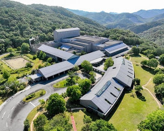 廃止が検討される兵庫県立粒子線医療センター＝２０２３年６月、たつの市新宮町光都１（同センター提供）