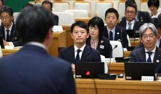 公益通報やパワハラなどについて研修を受ける斎藤元彦知事（中央）ら＝１２日午後、兵庫県庁（撮影・笠原次郎）