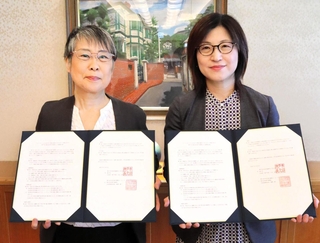 連携協定の締結式に出席した神戸市の黒田慶子副市長（左）と神戸新聞社の西海恵都子常務取締役＝神戸市役所