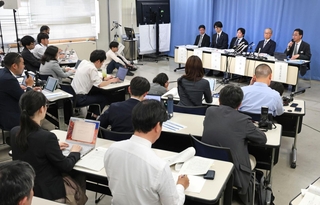 県保有情報の漏えい疑いを巡り、調査報告書の説明などが行われた会見＝１３日午後、神戸市中央区（撮影・小林良多）