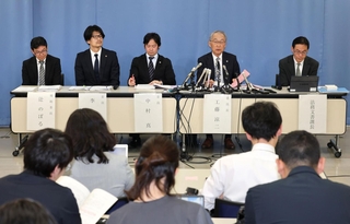 県保有情報の漏えい疑いを巡り、調査報告書について説明する第三者調査委員会の工藤涼二委員長（右から２人目）ら＝１３日午後、神戸市中央区（撮影・小林良多）