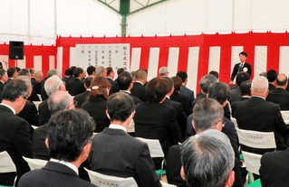 兵庫県や明石市の関係者らが参加した県立がんセンターの起工式＝明石市北王子町