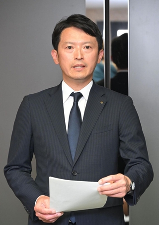 第三者調査委員会の報告書を巡り、取材に応じる斎藤元彦兵庫県知事＝１４日午後、神戸市中央区、兵庫県庁（撮影・大田将之）