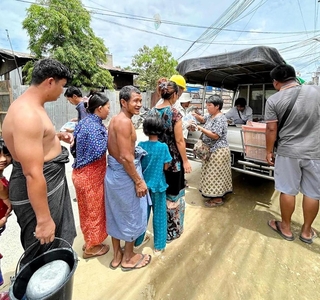 モーママさんらが用意した食料を並んで受け取る避難者＝４月、ミャンマー中部マンダレー（ＰＨＤ協会提供）