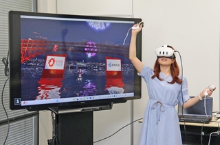 花火が上がる港大橋を仮想現実（ＶＲ）空間で体験する関係者＝大阪市北区中之島３