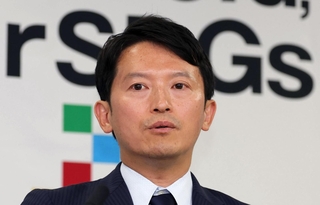 会見する斎藤元彦知事＝１５日午後、神戸市中央区、兵庫県庁（撮影・笠原次郎）