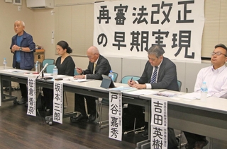 再審制度の見直しに向けて「県民プロジェクト」を立ち上げ、会見する大学教授ら＝神戸市中央区橘通１、兵庫県弁護士会館