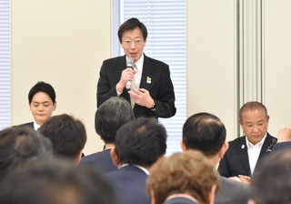 指定都市を応援する国会議員の会で話をする指定都市市長会会長の久元喜造神戸市長（中央）＝東京都千代田区