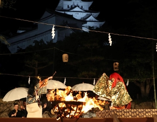 かがり火が揺れる中、大天守を背景に演じられた薪能＝１６日夜、姫路城三の丸広場（撮影・辰巳直之）