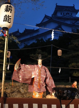 大天守を背景に演じられた薪能＝１６日夜、姫路城三の丸広場（撮影・辰巳直之）