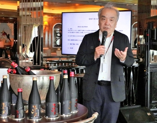 船内の試飲会で、商品開発への思いを語る米澤仁雄社長