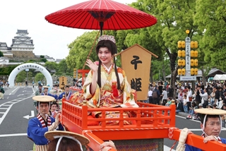 千姫に扮（ふん）した姫路お城のアンバサダーらが登場したパレード＝１７日午後、姫路市の大手前通り（撮影・辰巳直之）